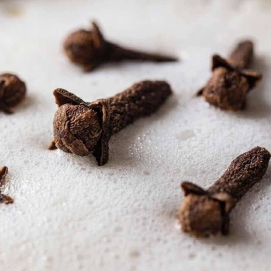 Clavos de olor enteros, la especia que da nombre a la variante Clove